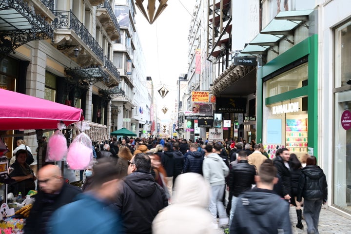 Εορταστική κίνηση στην αγορά της Αθήνας. Στιγμιότυπα απο την οδό Ερμού. Σάββατο 21 Δεκεμβρίου 2024