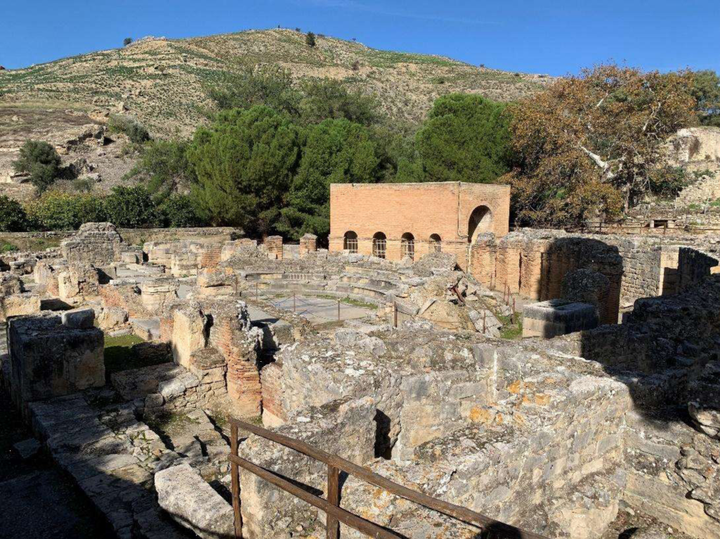 Άποψη του κοίλου του Θεάτρου και του χώρου με την επιγραφή.