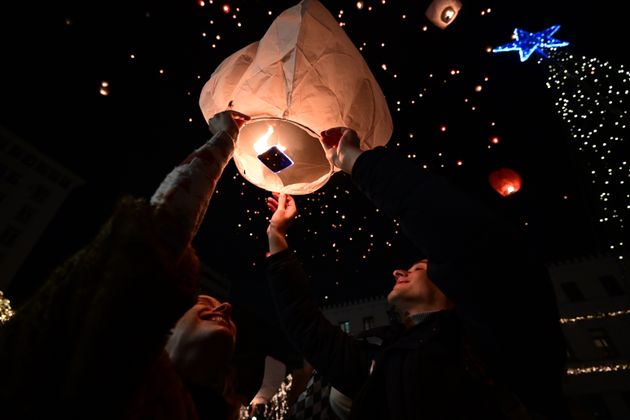 Τα φαναράκια «ταξίδεψαν» τις ευχές των Αθηναίων στον ουρανό.