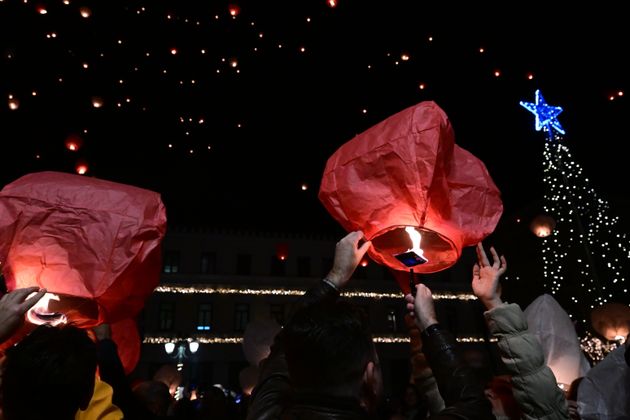 Τα φαναράκια «ταξίδεψαν» τις ευχές των Αθηναίων στον ουρανό.