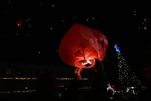 Τα φαναράκια «ταξίδεψαν» τις ευχές των Αθηναίων στον ουρανό.