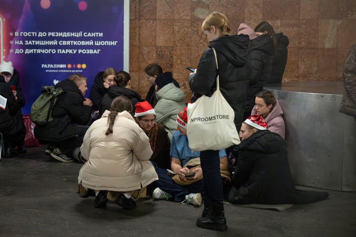 Ουκρανοί πολίτες σε σταθμό του μετρό στο Κίεβο