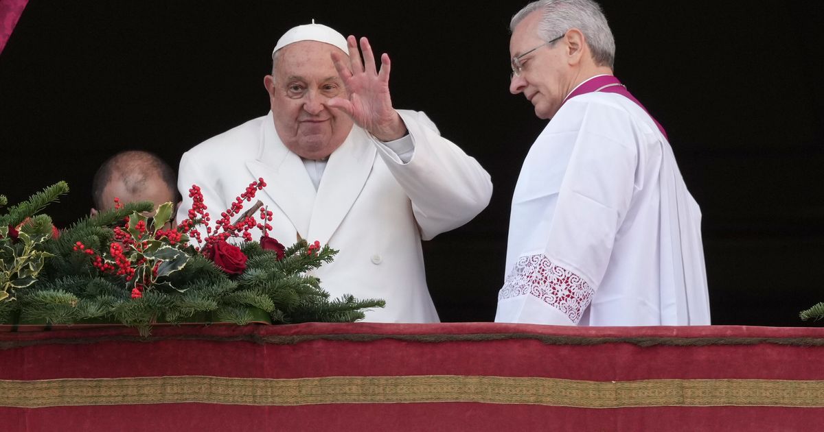 Pope Urges ‘All People Of All Nations’ To Silence Arms And Overcome Divisions In Christmas Address