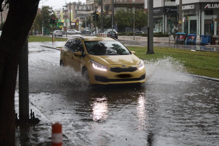 Πλημμυρισμένη η Αχιλλέως στη Νέα Σμύρνη.