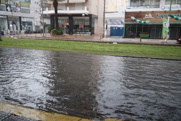 Πλημμυρισμένη η Αχιλλέως στη Νέα Σμύρνη.