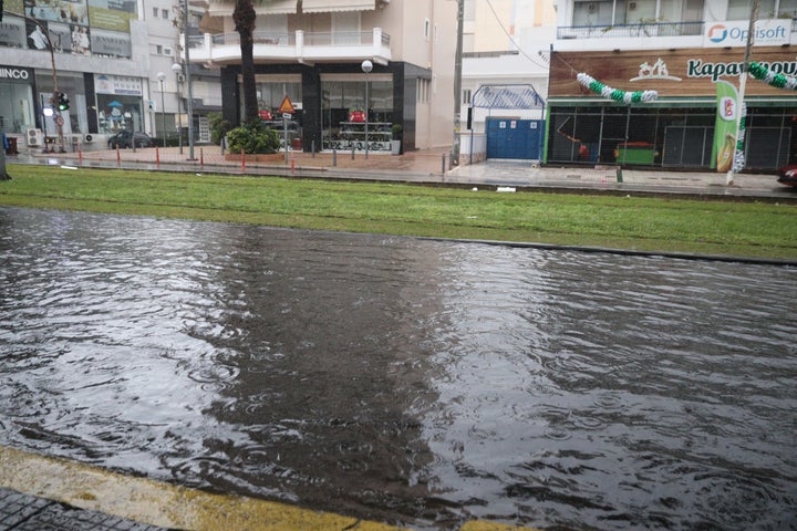 Πλημμυρισμένη η Αχιλλέως στη Νέα Σμύρνη.