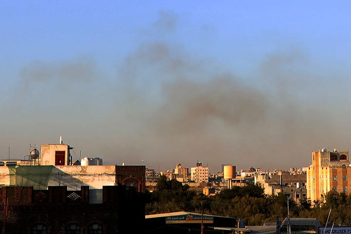 Καπνός υψώνεται από την περιοχή γύρω από το Διεθνές Αεροδρόμιο μετά από αεροπορική επιδρομή, όπως φαίνεται από τη Σαναά, Υεμένη, Πέμπτη 26 Δεκεμβρίου 2024. Ο ισραηλινός στρατός ανέφερε ότι στοχοποιήθηκαν υποδομές που χρησιμοποιούν οι Χούθι στο Διεθνές Αεροδρόμιο της Σαναά, καθώς και λιμάνια στη Χοντέιντα, το Αλ Σαλίφ και το Ρας Καντίμπ, μαζί με σταθμούς παραγωγής ενέργειας (AP Photo/Osamah Abdulrahman).