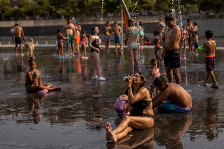 Αναζητώντας δροσιά σε συντριβάνι στο κέντρο της Μαδρίτης εν μέσω καύσωνα