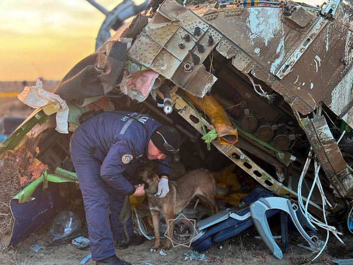 Στη φωτογραφία που δόθηκε στη δημοσιότητα από την Υπηρεσία Τύπου του Υπουργείου Έκτακτης Ανάγκης του Καζακστάν, ένας διασώστης αναζητά τα συντρίμμια του Embraer 190 της Azerbaijan Airlines που βρίσκεται στο έδαφος κοντά στο αεροδρόμιο του Ακτάου, Καζακστάν, Πέμπτη 26 Δεκεμβρίου 2024. (Υπηρεσία Τύπου του Υπουργείου Έκτακτης Ανάγκης του Καζακστάν μέσω AP)