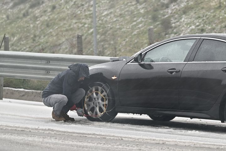 ΦΩΤΟΓΡΑΦΙΑ ΑΡΧΕΙΟΥ: Χιονόπτωση στην Αττική, Τρίτη 30 Ιανουαρίου 2024. Η κακοκαιρία Avgi κορυφώνεται με βροχές και σποραδικές καταιγίδες σε αρκετές περιοχές αλλά και χιόνια στα ορεινά τμήματα και σε πιο χαμηλά υψόμετρα. (ΜΙΧΑΛΗΣ ΚΑΡΑΓΙΑΝΝΗΣ/EUROKINISSI)