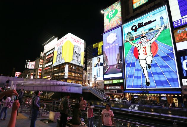 大阪・ミナミの繁華街のグリ下