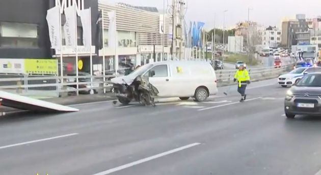 To βανάκι που έπεσε πάνω στην κολώνα της ΔΕΗ στον Κηφισό