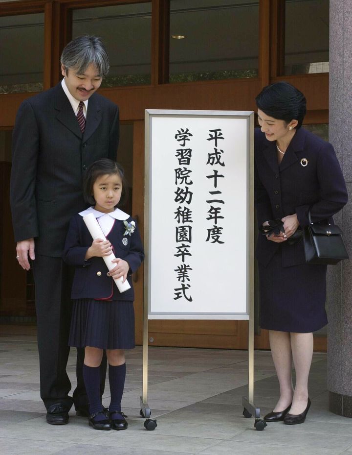 学習院幼稚園の卒業式を終えられた佳子さまと秋篠宮ご夫妻（2001年3月）