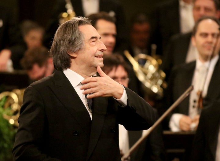 O Ιταλός μαέστρος Riccardo Muti διευθύνει τη Φιλαρμονική Ορχήστρα της Βιέννης κατά τη διάρκεια της παραδοσιακής πρωτοχρονιάτικης συναυλίας στη χρυσή αίθουσα του Musikverein της Βιέννης, Αυστρία, 1η Ιανουαρίου 2018. (AP Photo/Ronald Zak File)