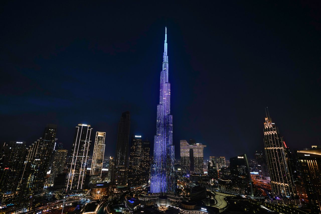 Φώτα φωτίζουν το Burj Khalifa, το ψηλότερο κτίριο του κόσμου, πριν από τον εορτασμό της παραμονής της Πρωτοχρονιάς, στο Ντουμπάι, Ηνωμένα Αραβικά Εμιράτα, Τρίτη 31 Δεκεμβρίου 2024. (AP Photo/Altaf Qadri)