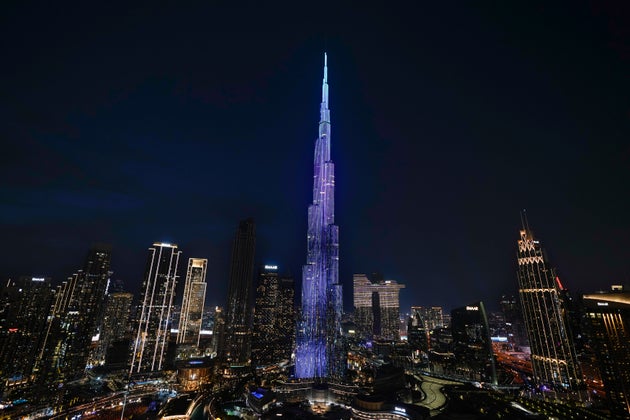 Φώτα φωτίζουν το Burj Khalifa, το ψηλότερο κτίριο του κόσμου, πριν από τον εορτασμό της παραμονής της Πρωτοχρονιάς, στο Ντουμπάι, Ηνωμένα Αραβικά Εμιράτα, Τρίτη 31 Δεκεμβρίου 2024. (AP Photo/Altaf Qadri)