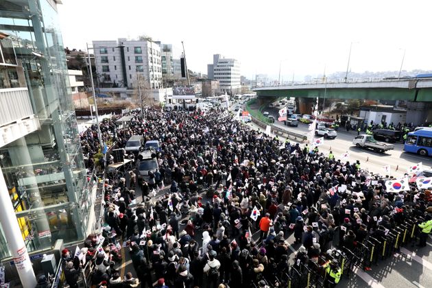 Υποστηρικτές του Γιουν κοντά στην προεδρική κατοικία στη Σεούλ για να εμποδίσουν την σύλληψή του (3 Ιανουαρίου 2024) 