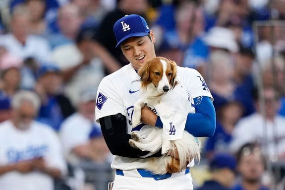 大谷翔平選手とデコピン（2024年8月28日、ロサンゼルス）