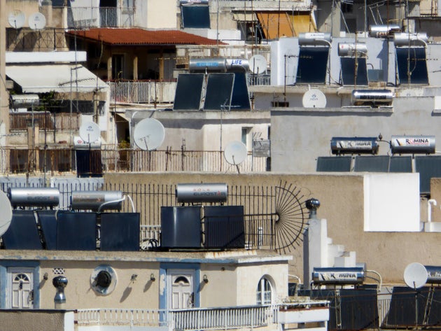 Ηλιακοί θερμοσίφωνες σε ταράτσες πολυκατοικιών (φωτογραφία αρχείου)