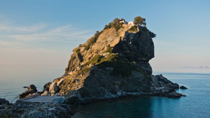 Η εκκλησία του Αγίου Ιωάννη στο Καστρί, σημείο διάσημο στον κόσμο από την ταινία Mamma Mia.