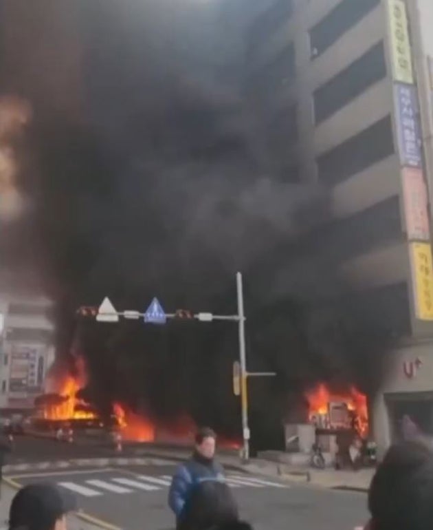 Η στιγμή της πυρκαγιάς στο οκταώροφο κτίριο στη Νότια Κορέα.