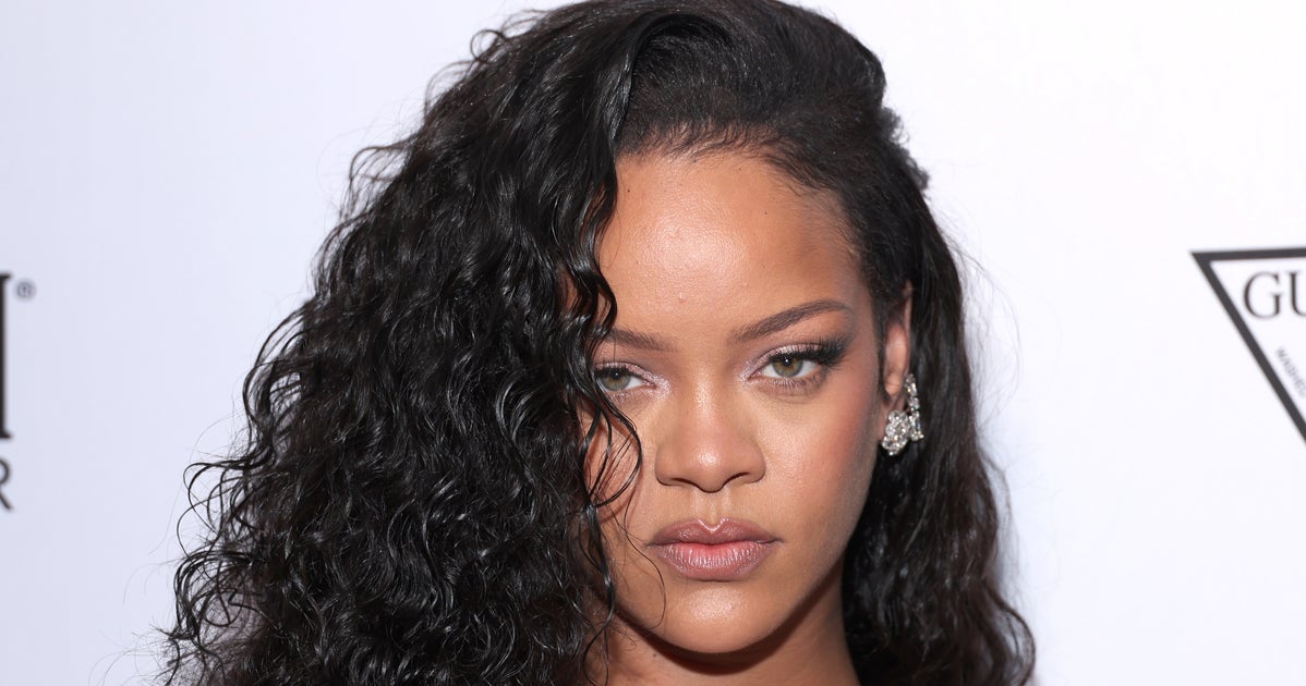 NextImg:Rihanna Masterfully Owns Fan Who Insulted Her Appearance While Requesting New Music