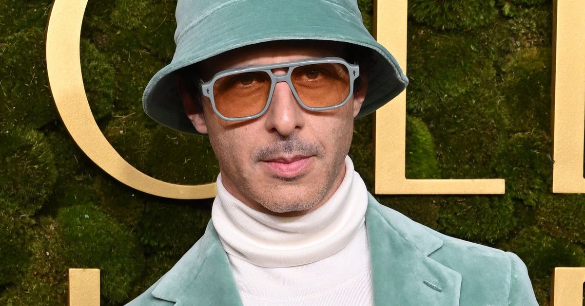 Jeremy strong sports bold red carpet look at 2025 golden globes