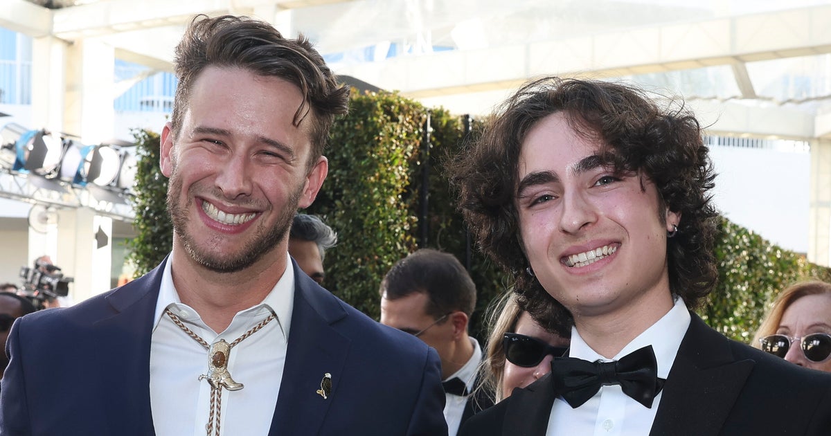 NextImg:OK, Why Exactly Are These 2 People On The Golden Globes Red Carpet?