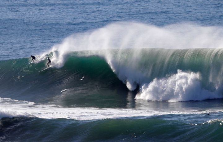 サーフスポットとして知られる、カリフォルニア州北部ハーフムーンベイのマーベリックス