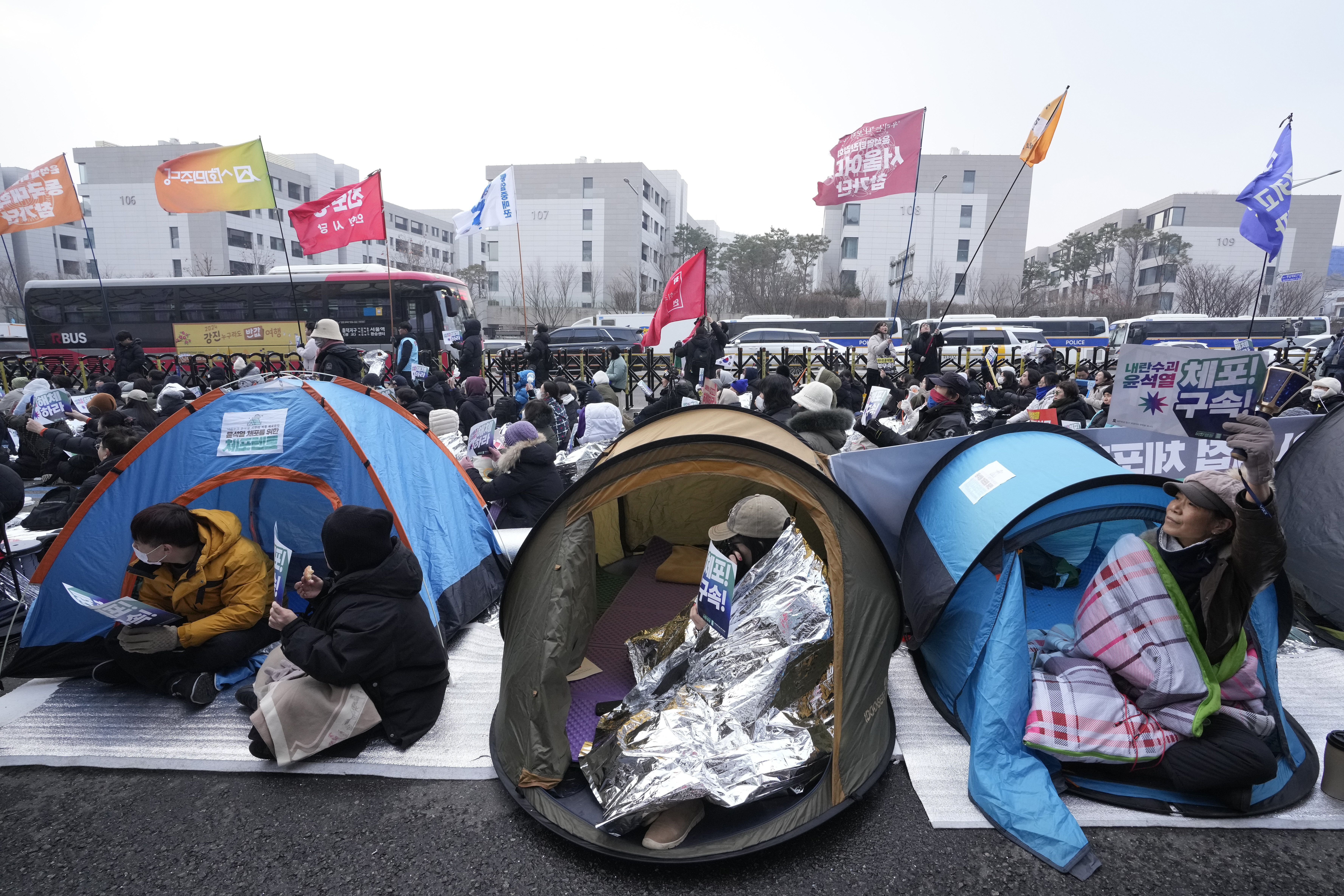 South Korean Agency Asks Police To Take Over Efforts To Detain Impeached President