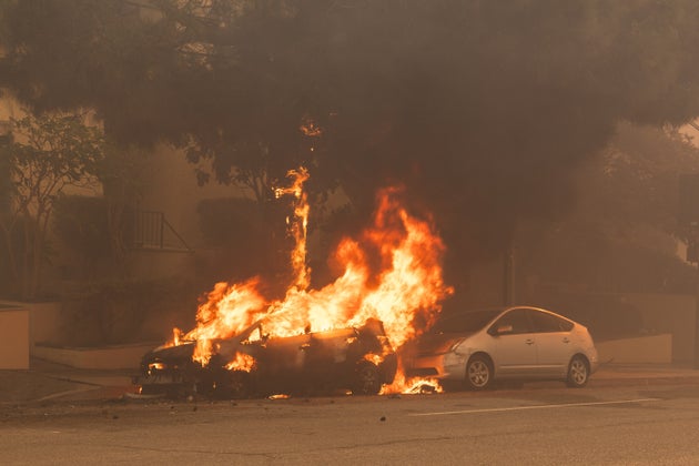 パシフィックパリセーズで発生した山火事で燃える車両