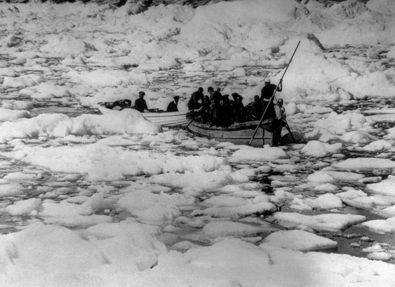 γύρω στο 1940: Η ακτοφυλακή διασώζει πιλότους του αμερικανικού στρατού που αναγκάστηκαν να πέσουν στον πάγο της Γροιλανδίας. (Photo by Keystone/Getty Images)