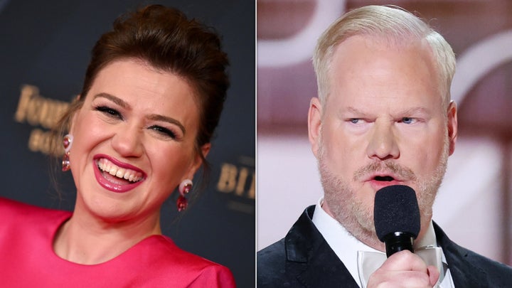 Jim Gaffigan Roasts Kelly Clarkson After Realizing What She’s Not Carrying – The Boston Courier Jim Gaffigan Roasts Kelly Clarkson After Realizing What She’s Not Carrying – The Boston Courier