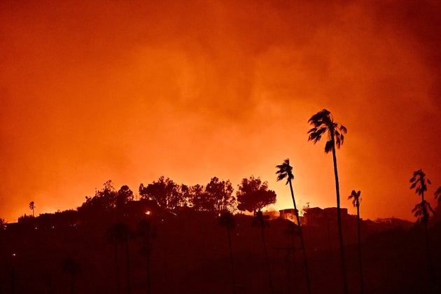 火災が広がっているロサンゼルス西部のパシフィックパリセーズ