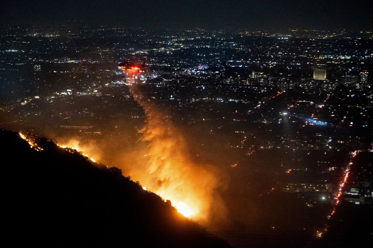 Ελικόπτερο κάνει ρίψη νερού στο Hollywood Hills, στο Λος Άντζελες.