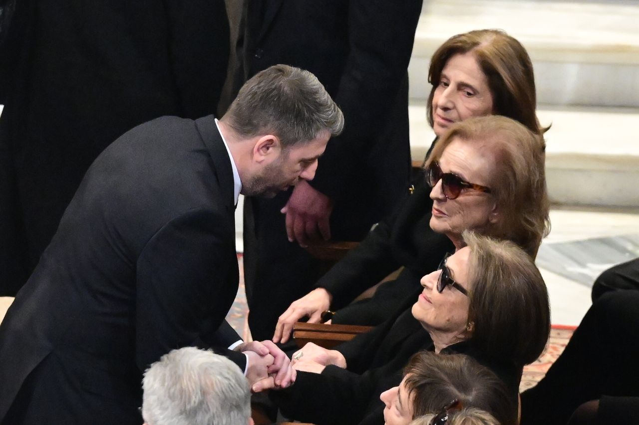 Ο Πρόεδρος του ΠΑΣΟΚ, Νίκος Ανδρουλάκης συλλυπάται την κυρία Δάφνη Σημίτη στην κηθεία του πρώην πρωθυπουργού Κώστα Σημιτη. 9 Ιανουαρίου 2025