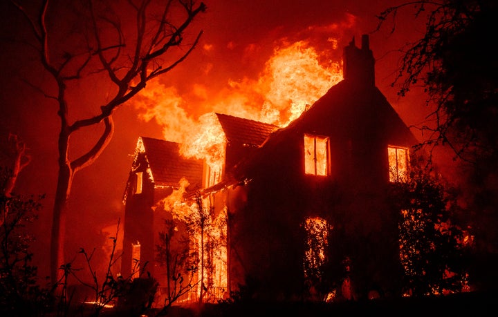 A house burns Wednesday during the Eaton Fire in the Altadena area of ​​Los Angeles County, California.