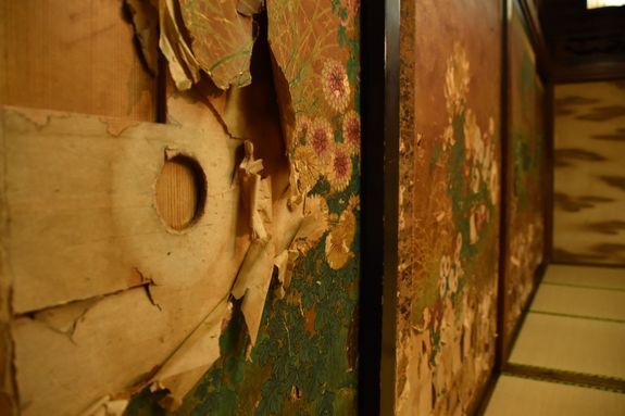 豪奢な内装も至るところにほころびが見えてきた