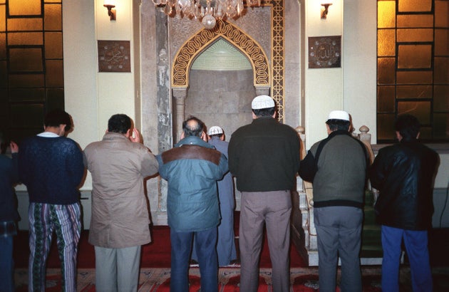 時事通信社が1995年1月31日に撮影した、神戸ムスリムモスクでの夕方の礼拝の様子