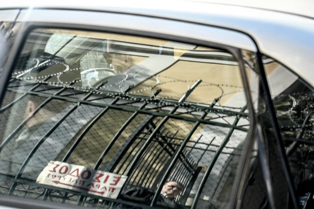 Η στιγμή που ο 52χρονος μεταφέρεται για την απολογία του ενώπιον του ανακριτή.