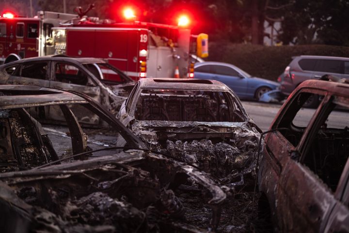 PACIFIC PALISADES, ΚΑΛΙΦΟΡΝΙΑ - 09 ΙΑΝΟΥΑΡΙΟΥ: Εγκαταλελειμμένα αυτοκίνητα κατά τη διάρκεια της εκκένωσης έχουν απομακρυνθεί από το οδόστρωμα της Sunset Boulevard από μπουλντόζες για να κάνουν χώρο για την πυρόσβεση κατά τη διάρκεια της πυρκαγιάς Palisades στις 9 Ιανουαρίου 2025, στην κοινότητα Pacific Palisades του Λος Άντζελες, Καλιφόρνια. Πολλαπλές πυρκαγιές που τροφοδοτούνται από τους έντονους ανέμους Santa Ana καίνε σε όλη την κομητεία του Λος Άντζελες. Πέντε άνθρωποι έχουν σκοτωθεί, πάνω από 25.000 στρέμματα έχουν καεί και 30.000 άνθρωποι έχουν εκκενωθεί. (Φωτογραφία: Jay L. Clendenin/Getty Images)