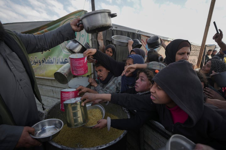 Warga Palestina berjuang untuk mendapatkan makanan di pusat distribusi di Khan Younis, Jalur Gaza, Jumat, 9 Januari 2025. (AP Photo/Abdel Kareem Hana)