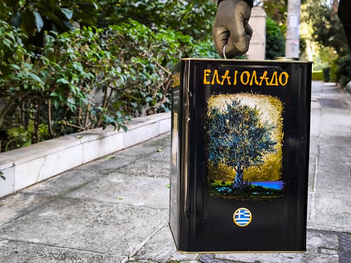 Ο κυβερνητικός εκπρόσωπος ξεκαθάρισε ότι δεν κινδυνεύουν με πρόστιμο όσοι μεταφέρουν τενεκέδες ελαιόλαδου για ίδια κατανάλωση ή για δώρο