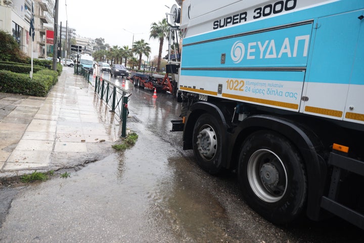 Φορτηγό της ΕΥΔΑΠ πάνω στο φρεάτιο στη Λ.Ποσειδώνος, στον Άλιμο.