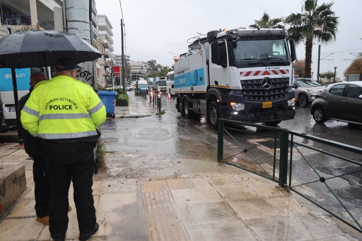 Φορτηγό της ΕΥΔΑΠ πάνω στο φρεάτιο στη Λ.Ποσειδώνος, στον Άλιμο.