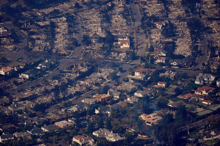 Η καταστροφή από την πυρκαγιά Palisades είναι ορατή στη γειτονιά Pacific Palisades του Λος Άντζελες, 9 Ιανουαρίου 2025. (AP Photo/Mark J. Terrill)