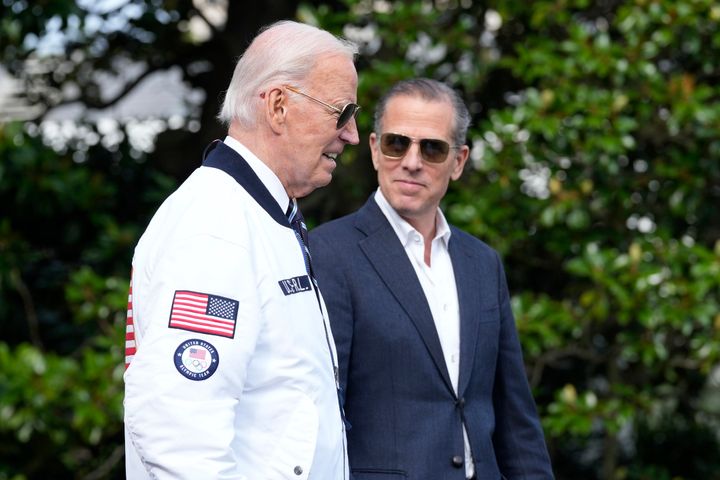 O presidente Joe Biden, vestindo uma jaqueta da equipe dos EUA e caminhando com seu filho Hunter Biden, dirige-se ao Marine One no gramado sul da Casa Branca em Washington, 26 de julho de 2024.