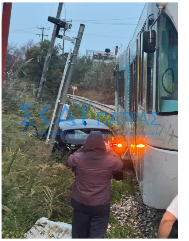 Παράσυρση αυτοκινήτου από τον Προαστιακό στην Πάτρα.