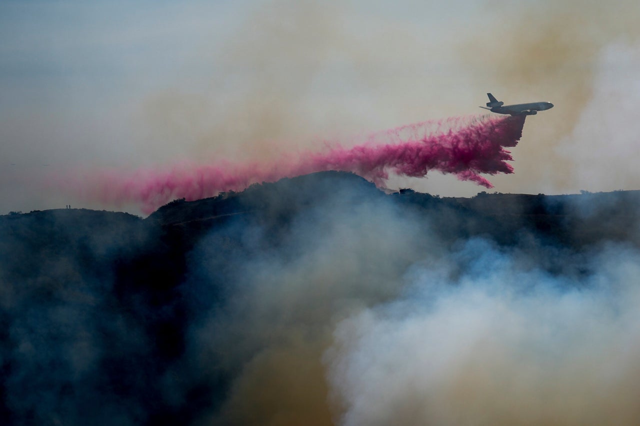 Ελικόπτερο ρίχνει ροζ επιβραδυντικά στη Νότια Καλιφόρνια.