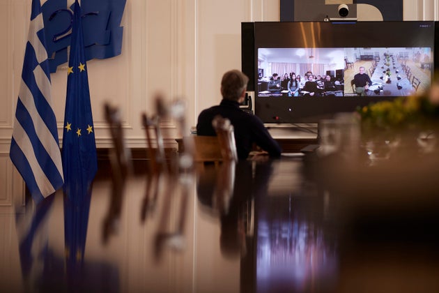 Στιγμιότυπο από την τηλεδιάσκεψη του πρωθυπουργού με μαθητές του ΕΠΑΛ Περάματος